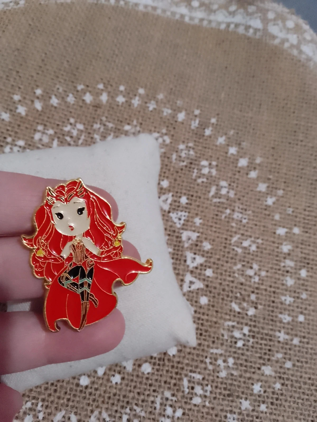 Broche pin's femme rouge – photo 2
